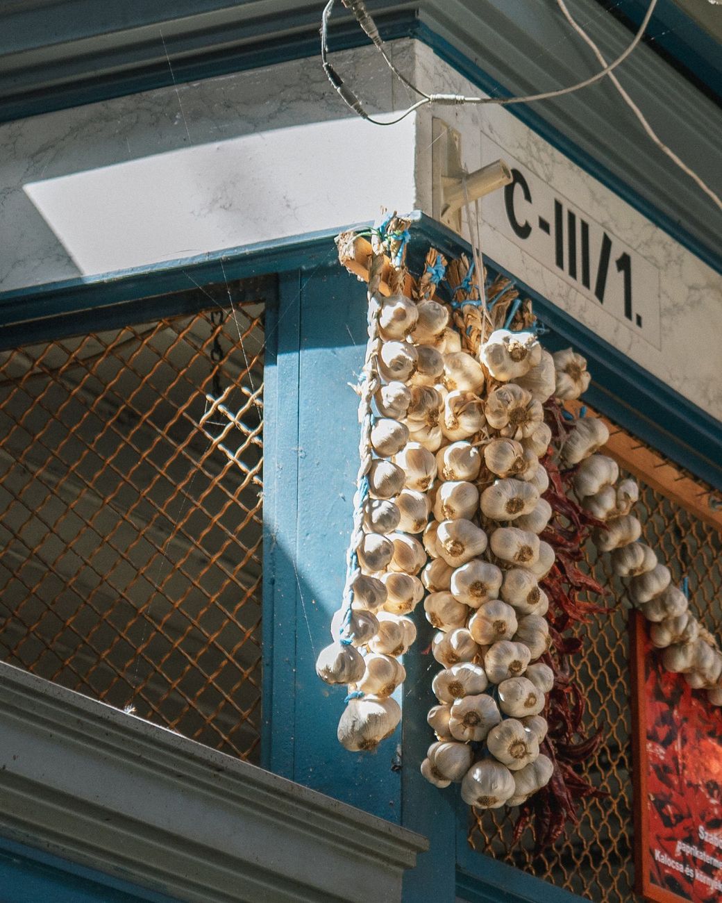 Réstias de alho à porta de uma loja
